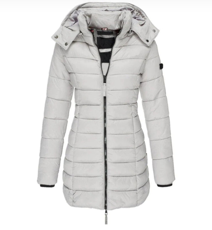 Flavia — Weiche Winterjacke für Damen mit Kapuze und feiner Steppung, Das Modehaus Luzern