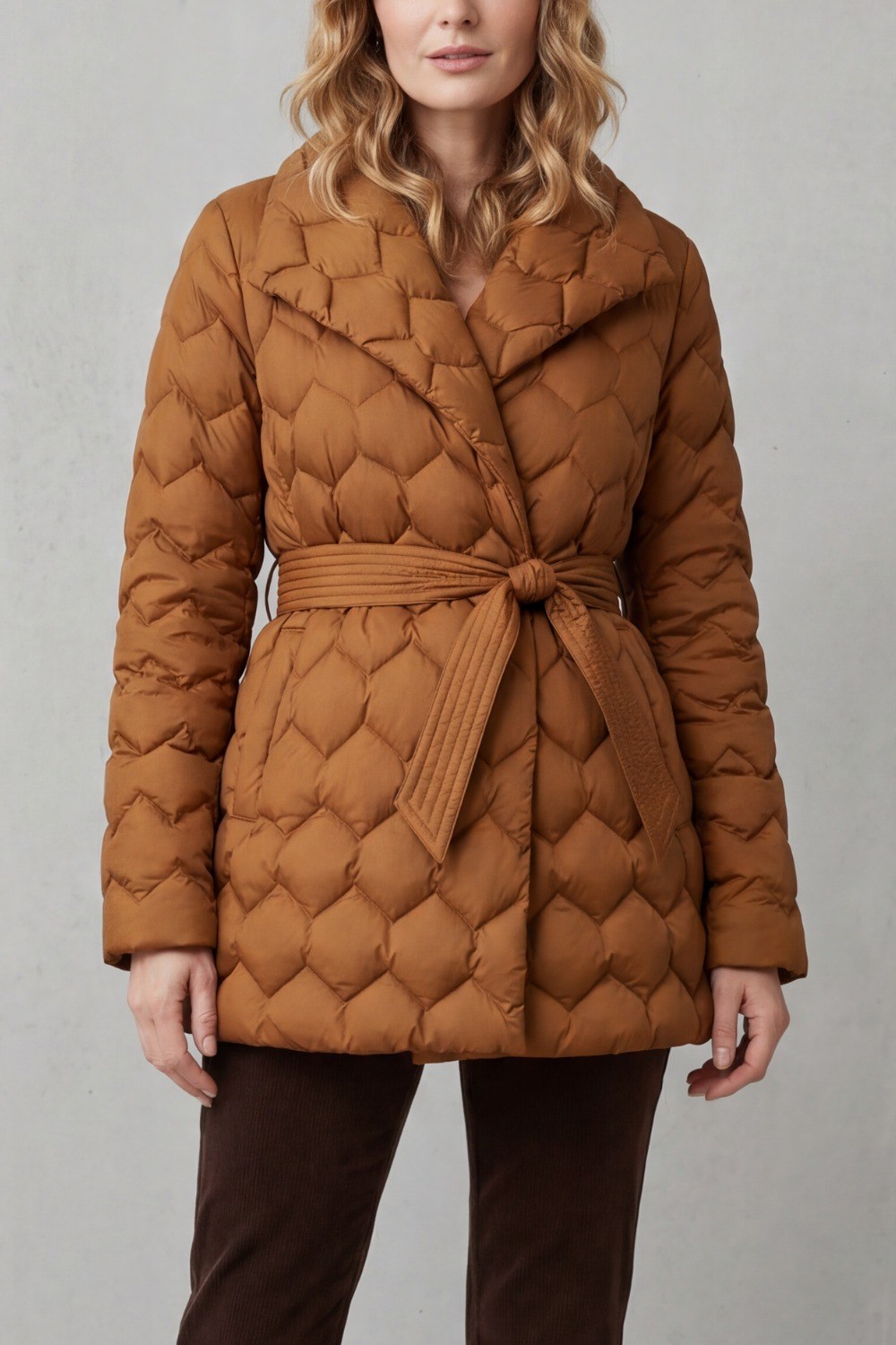 Flurina — Warme taillierte gesteppte Winterjacke für Damen mit Gürtel, Das Modehaus Luzern