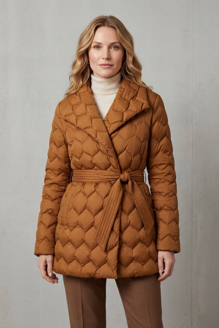 Flurina — Warme taillierte gesteppte Winterjacke für Damen mit Gürtel, Das Modehaus Luzern