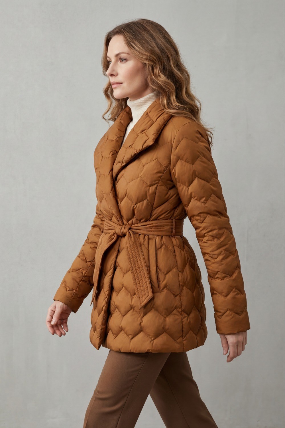 Flurina — Warme taillierte gesteppte Winterjacke für Damen mit Gürtel, Das Modehaus Luzern