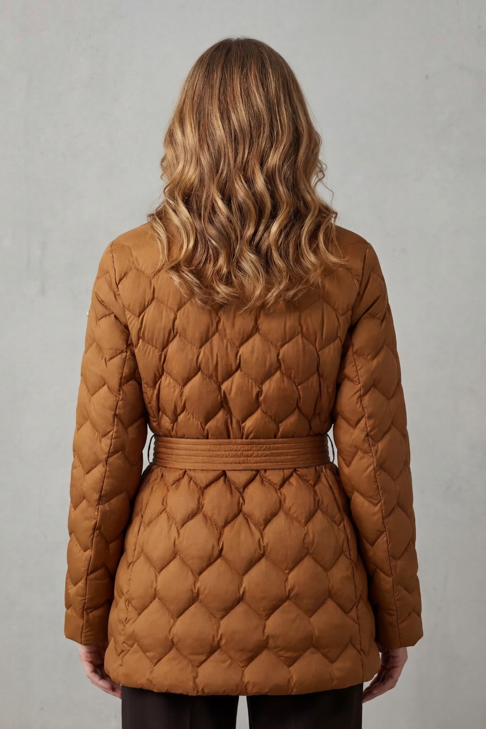 Flurina — Warme taillierte gesteppte Winterjacke für Damen mit Gürtel, Das Modehaus Luzern