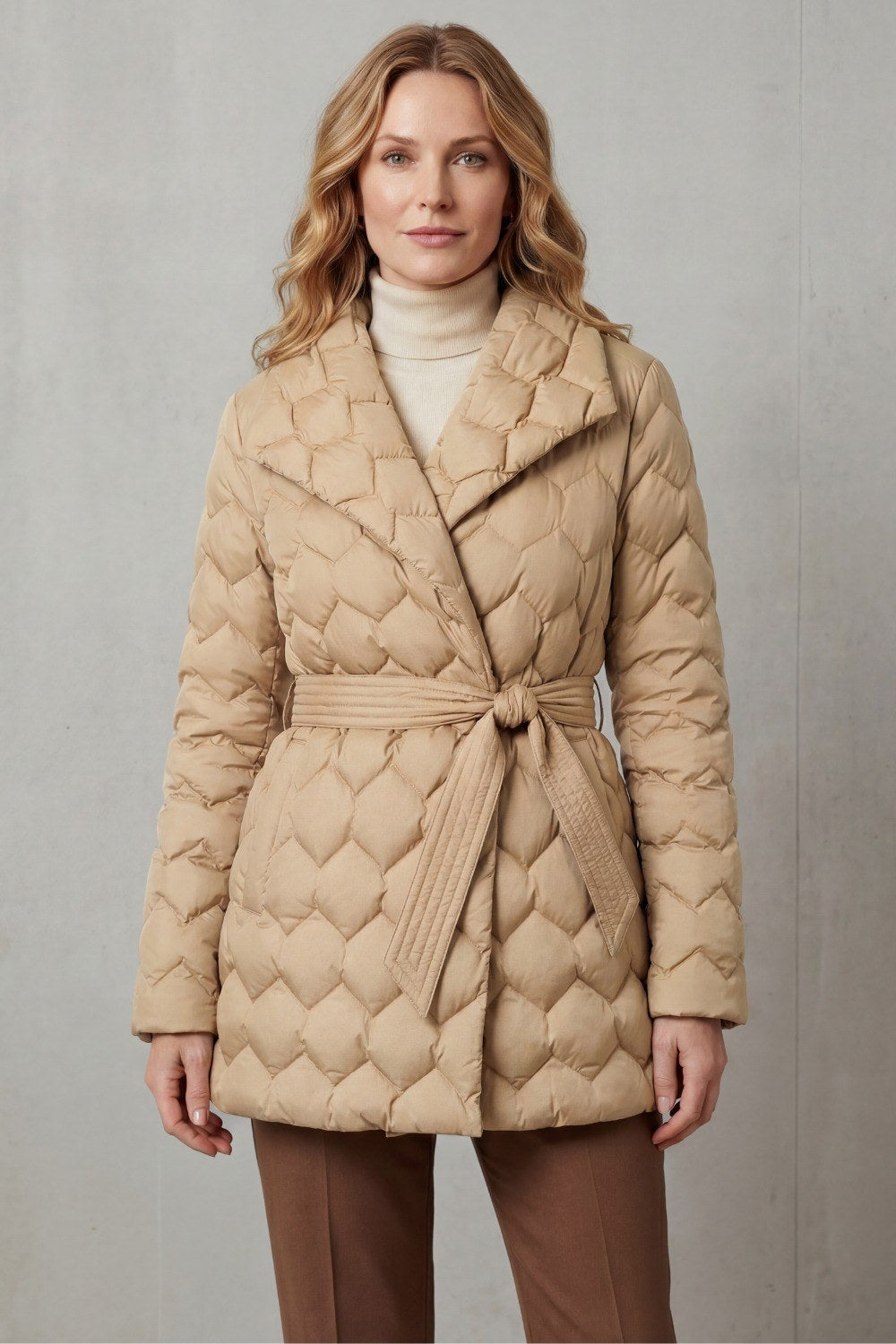 Flurina — Warme taillierte gesteppte Winterjacke für Damen mit Gürtel, Das Modehaus Luzern