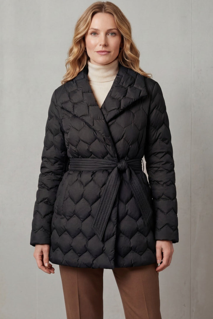 Flurina — Warme taillierte gesteppte Winterjacke für Damen mit Gürtel, Das Modehaus Luzern