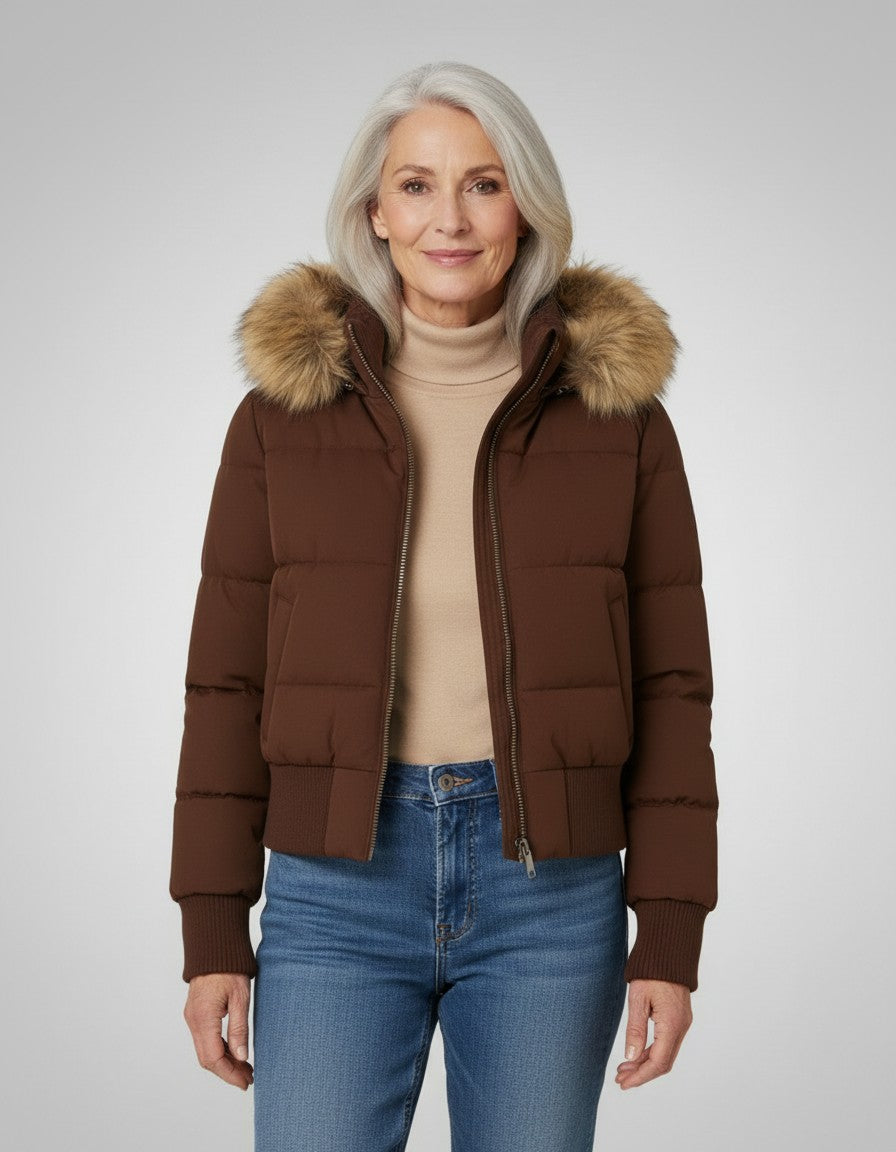 Frieda — Gesteppte Winterjacke mit Kunstfell-Kapuze und Bündchen für Damen, Das Modehaus Luzern