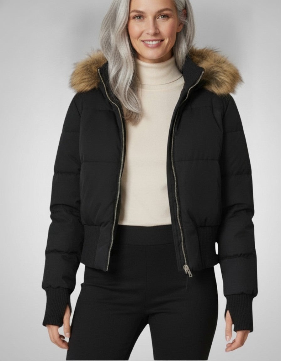 Frieda — Gesteppte Winterjacke mit Kunstfell-Kapuze und Bündchen für Damen, Das Modehaus Luzern