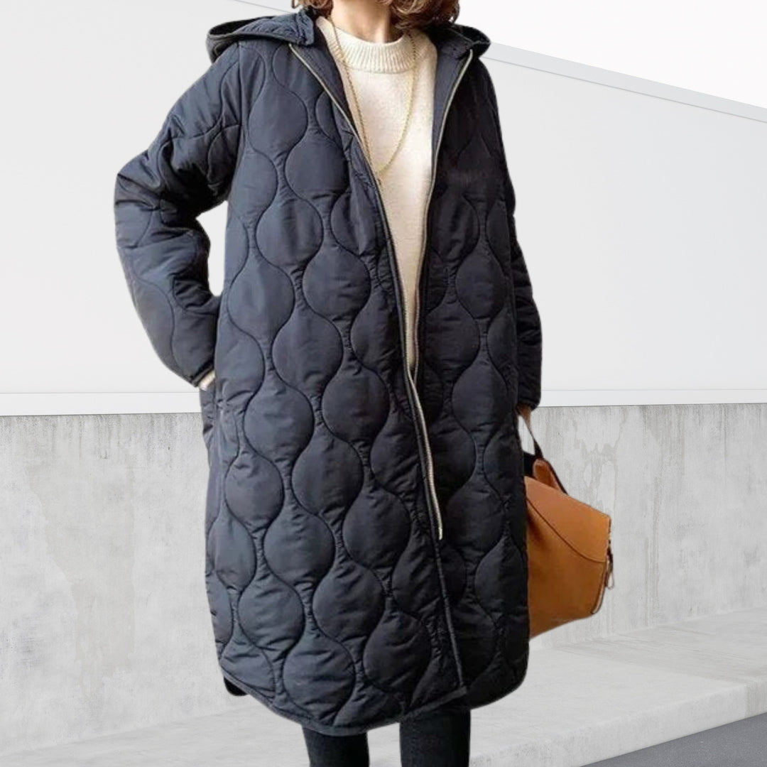 Gerda — Langer gesteppter Daunen-Wintermantel für Damen mit Kapuze, Das Modehaus Luzern