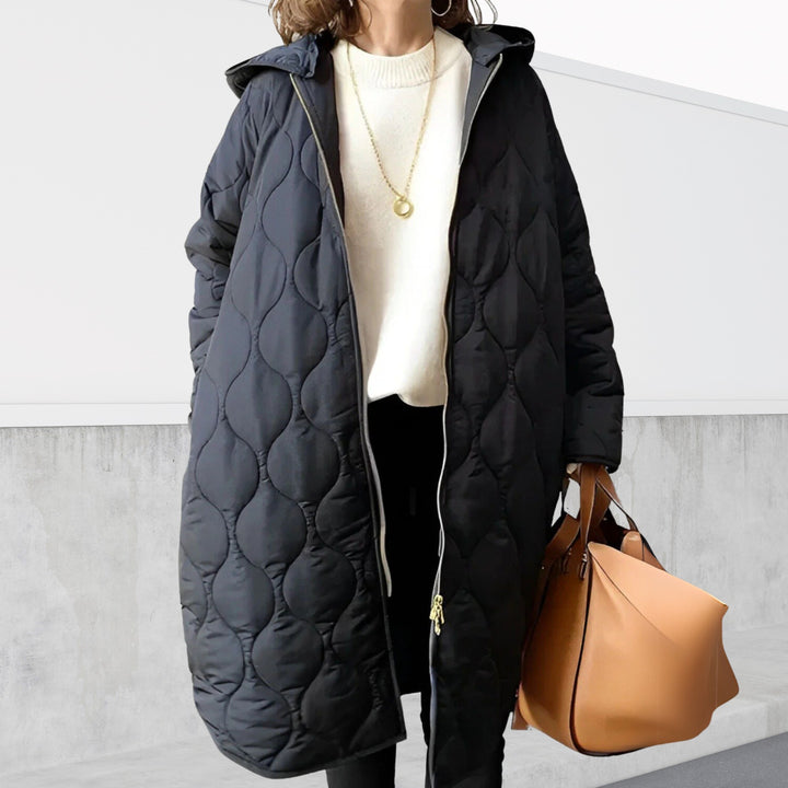 Gerda — Langer gesteppter Daunen-Wintermantel für Damen mit Kapuze, Das Modehaus Luzern