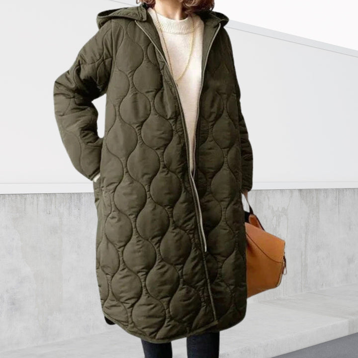 Gerda — Langer gesteppter Daunen-Wintermantel für Damen mit Kapuze, Das Modehaus Luzern