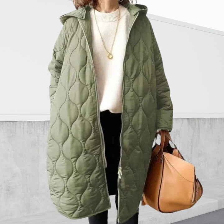 Gerda — Langer gesteppter Daunen-Wintermantel für Damen mit Kapuze, Das Modehaus Luzern
