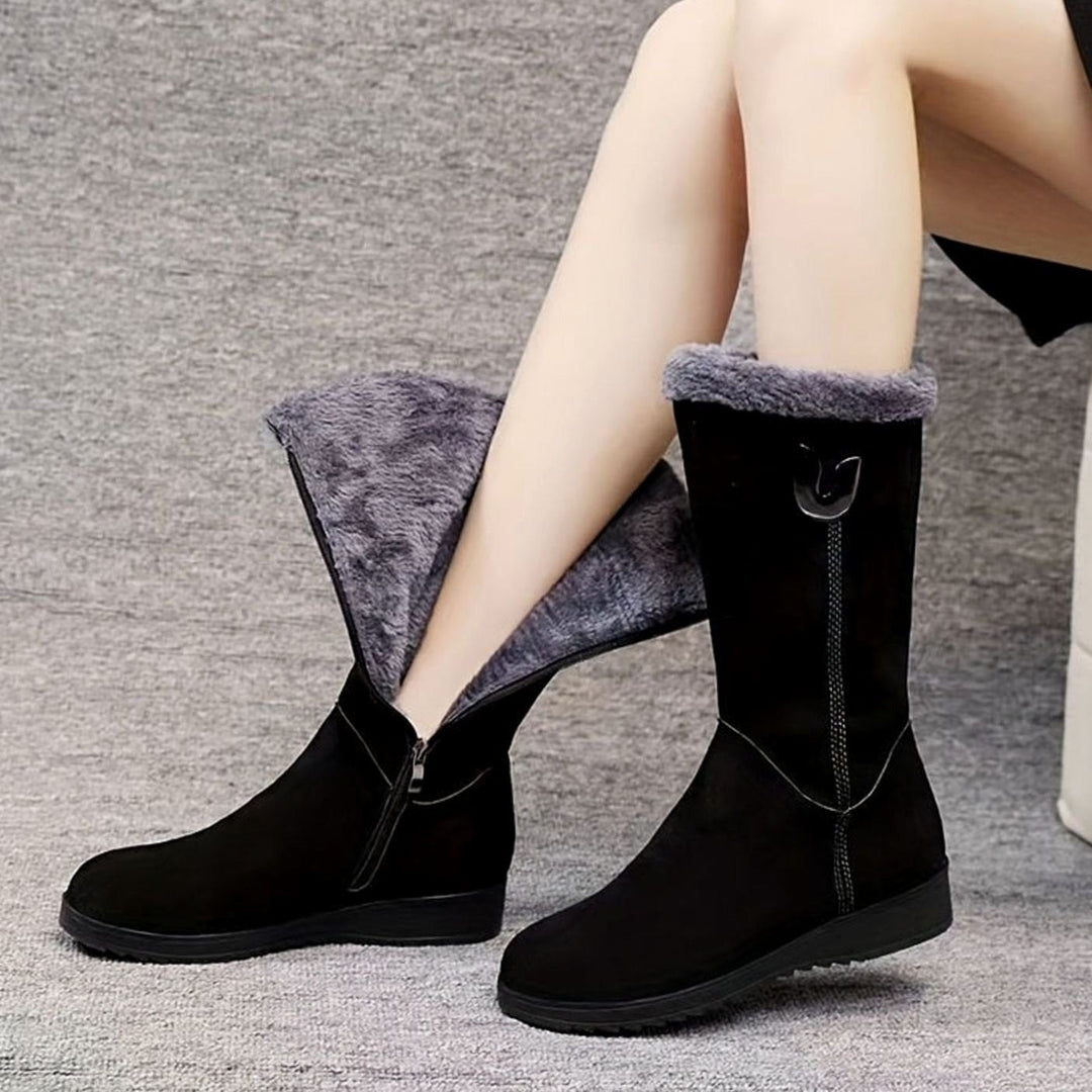 Ilona — Warme flache wadenhohe Winterschuhe für Damen mit Fellkragen, Das Modehaus Luzern