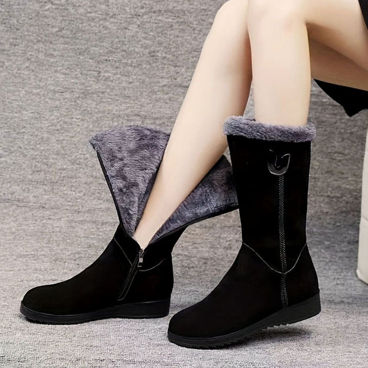 Ilona — Warme flache wadenhohe Winterschuhe für Damen mit Fellkragen, Das Modehaus Luzern