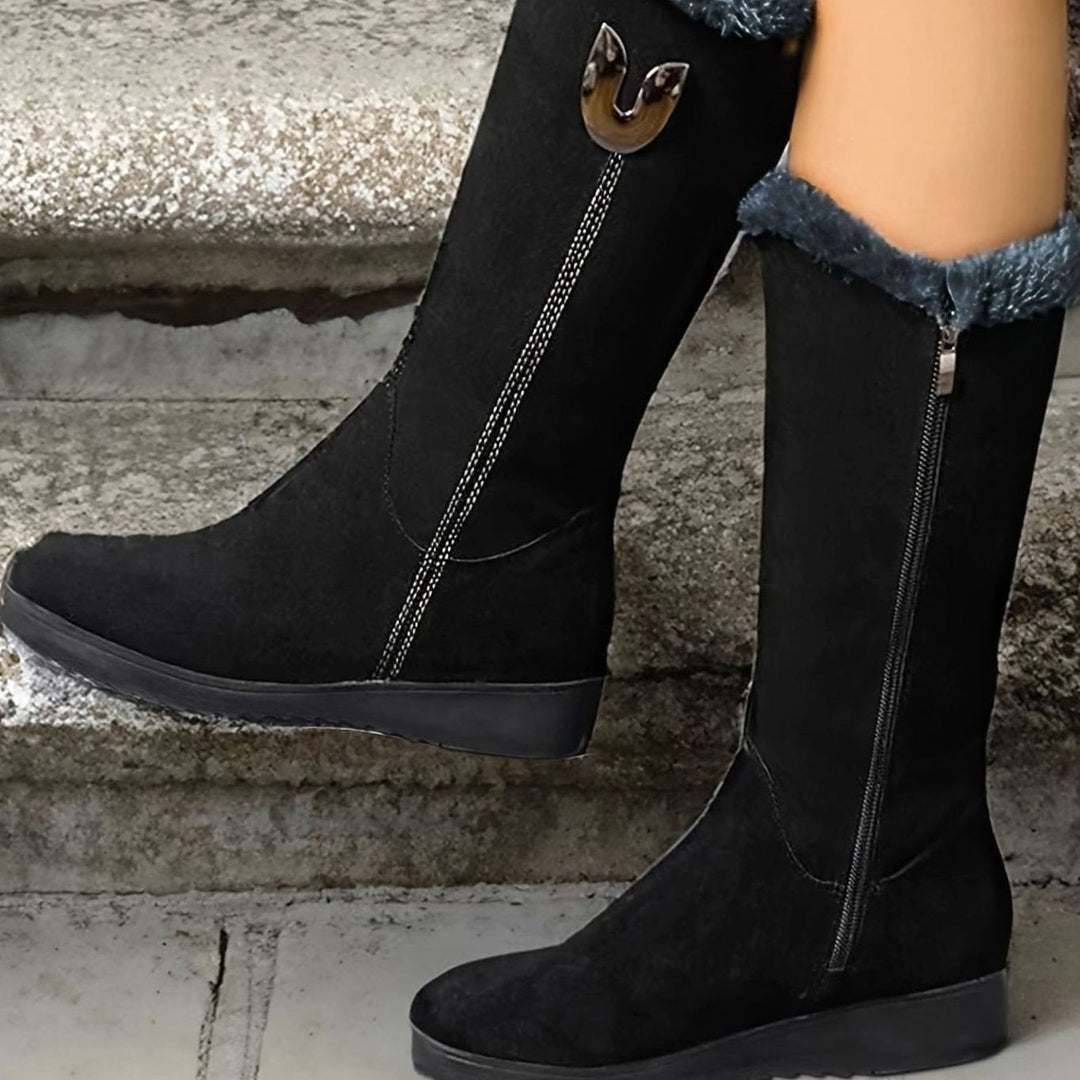Ilona — Warme flache wadenhohe Winterschuhe für Damen mit Fellkragen, Das Modehaus Luzern