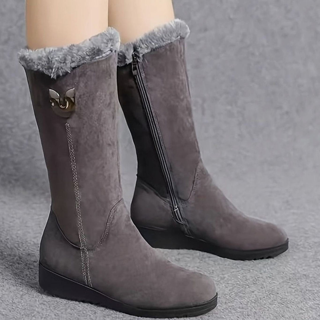 Ilona — Warme flache wadenhohe Winterschuhe für Damen mit Fellkragen, Das Modehaus Luzern