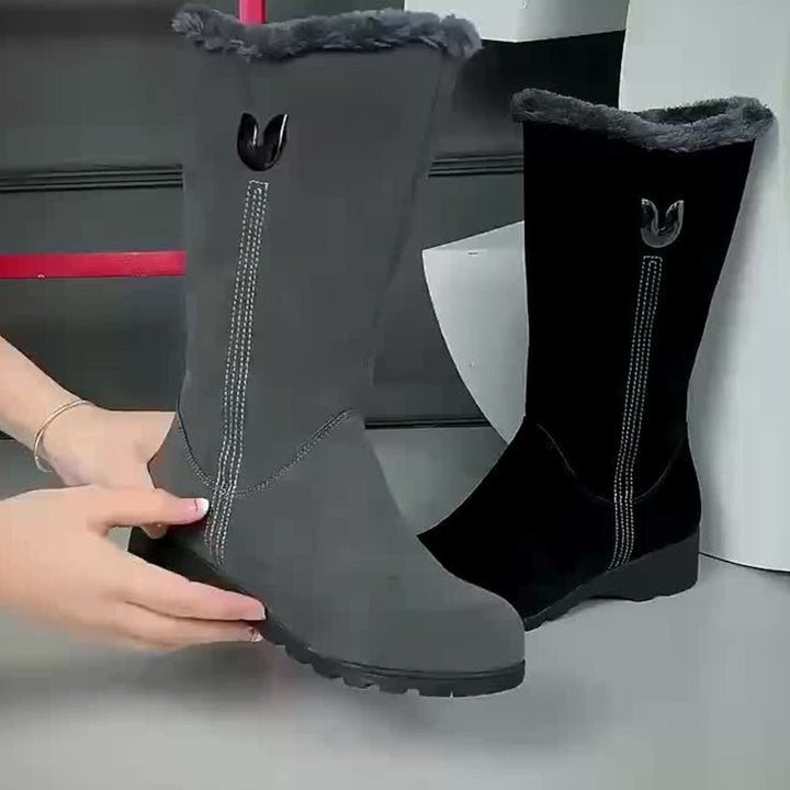Ilona — Warme flache wadenhohe Winterschuhe für Damen mit Fellkragen, Das Modehaus Luzern