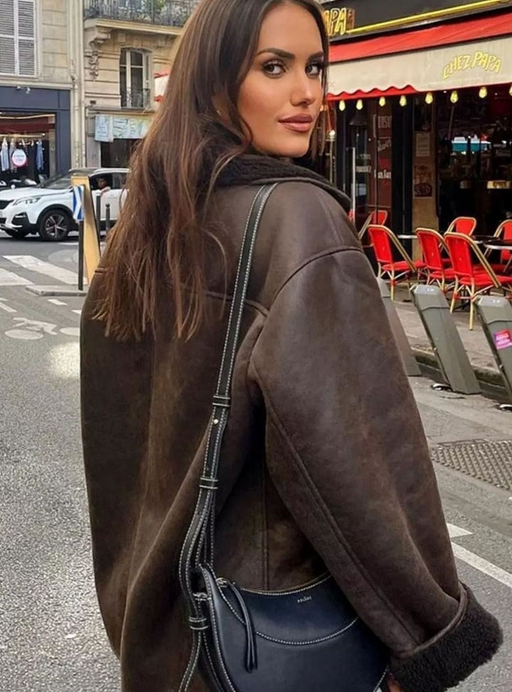 Jolanda — Warme Oversize Winterjacke für Damen in Lammfell-Optik, Das Modehaus Luzern