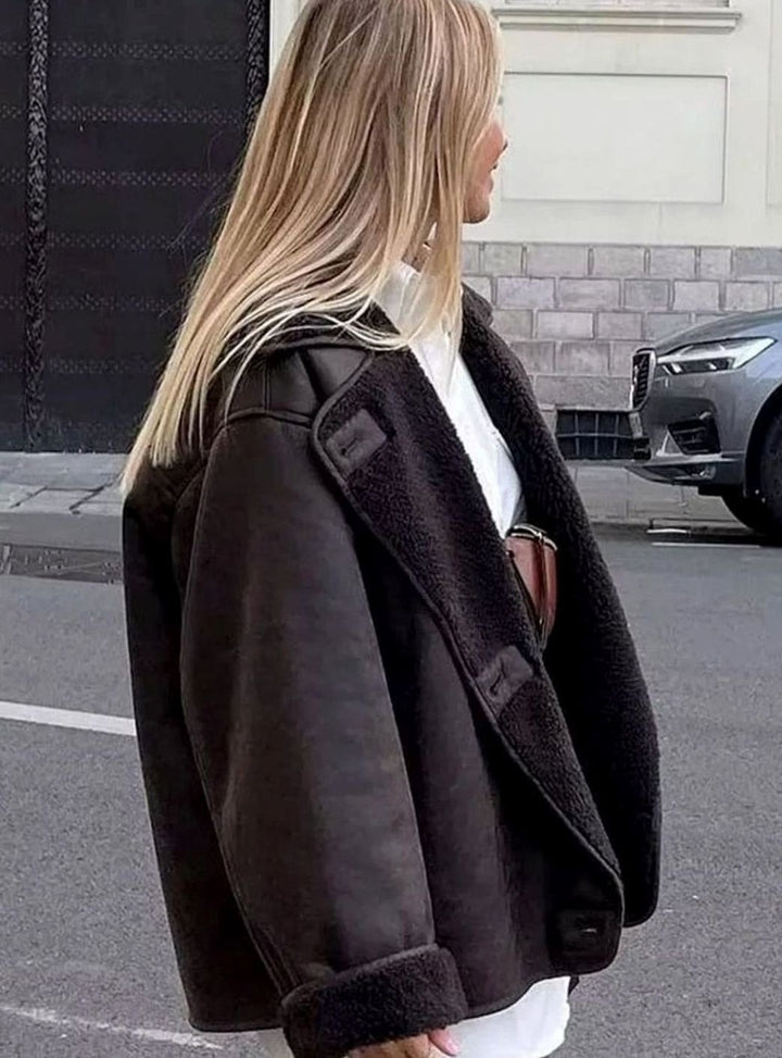 Jolanda — Warme Oversize Winterjacke für Damen in Lammfell-Optik, Das Modehaus Luzern