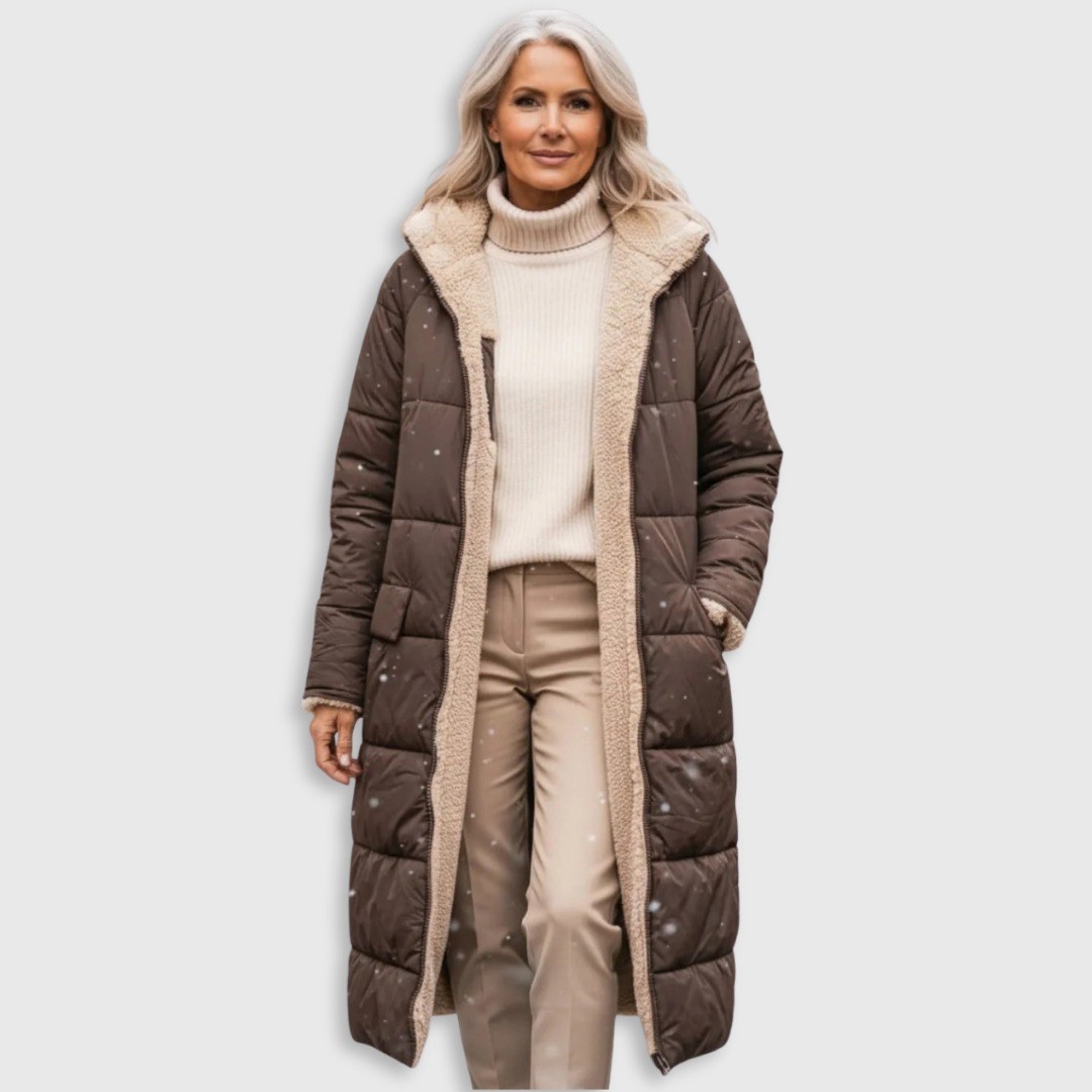 Julia — Warmer langer Daunenmantel für Damen mit Kapuze und Fleecefutter, Das Modehaus Luzern