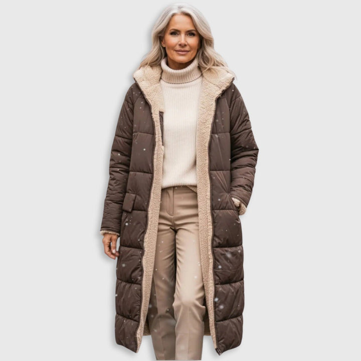 Julia — Warmer langer Daunenmantel für Damen mit Kapuze und Fleecefutter, Das Modehaus Luzern
