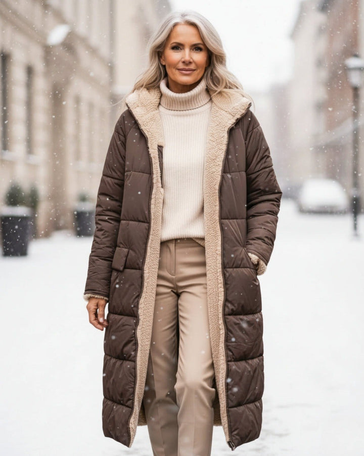 Julia — Warmer langer Daunenmantel für Damen mit Kapuze und Fleecefutter, Das Modehaus Luzern