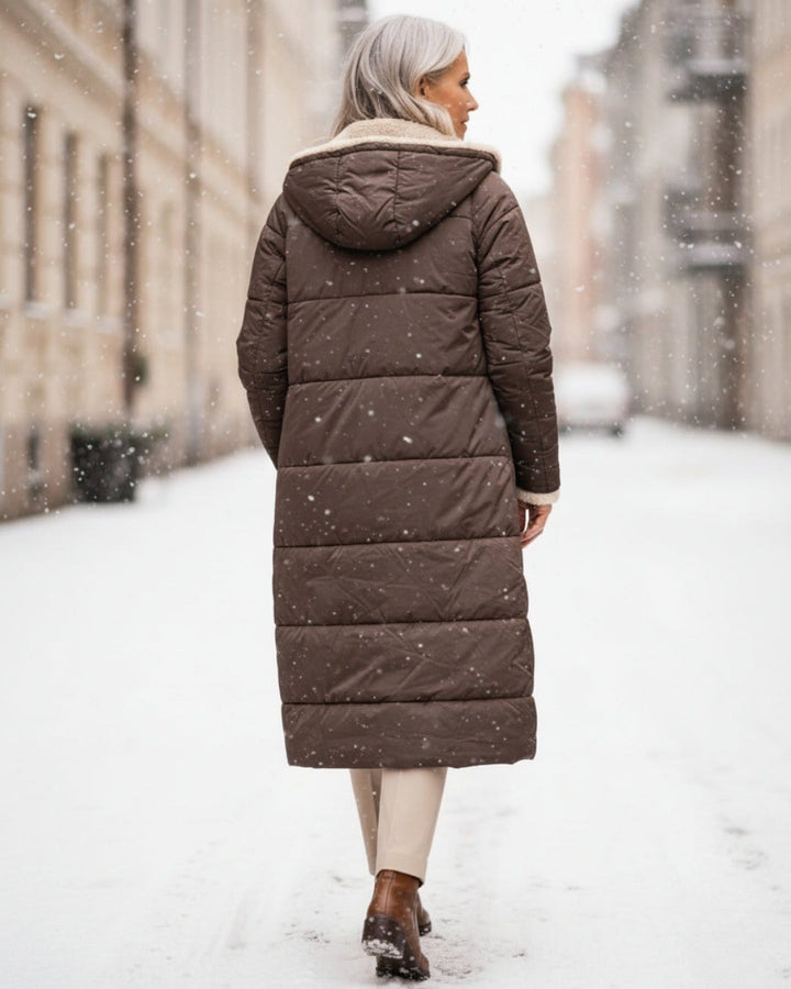 Julia — Warmer langer Daunenmantel für Damen mit Kapuze und Fleecefutter, Das Modehaus Luzern