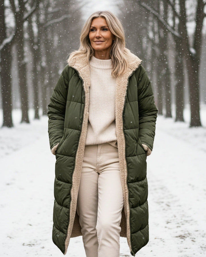 Julia — Warmer langer Daunenmantel für Damen mit Kapuze und Fleecefutter, Das Modehaus Luzern