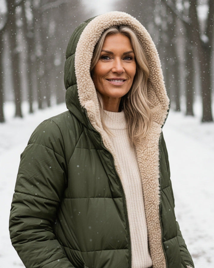 Julia — Warmer langer Daunenmantel für Damen mit Kapuze und Fleecefutter, Das Modehaus Luzern