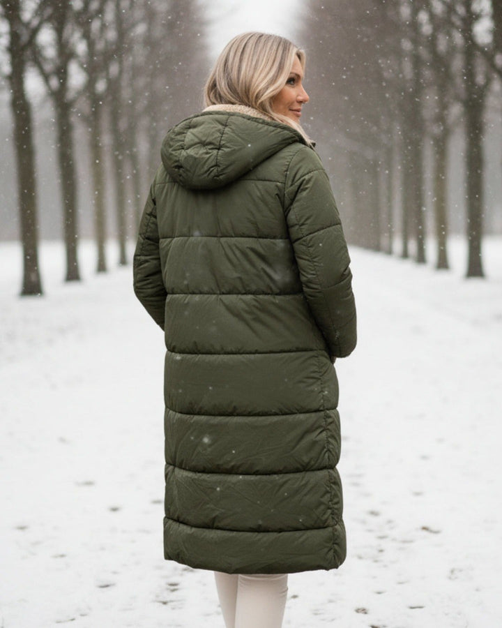 Julia — Warmer langer Daunenmantel für Damen mit Kapuze und Fleecefutter, Das Modehaus Luzern