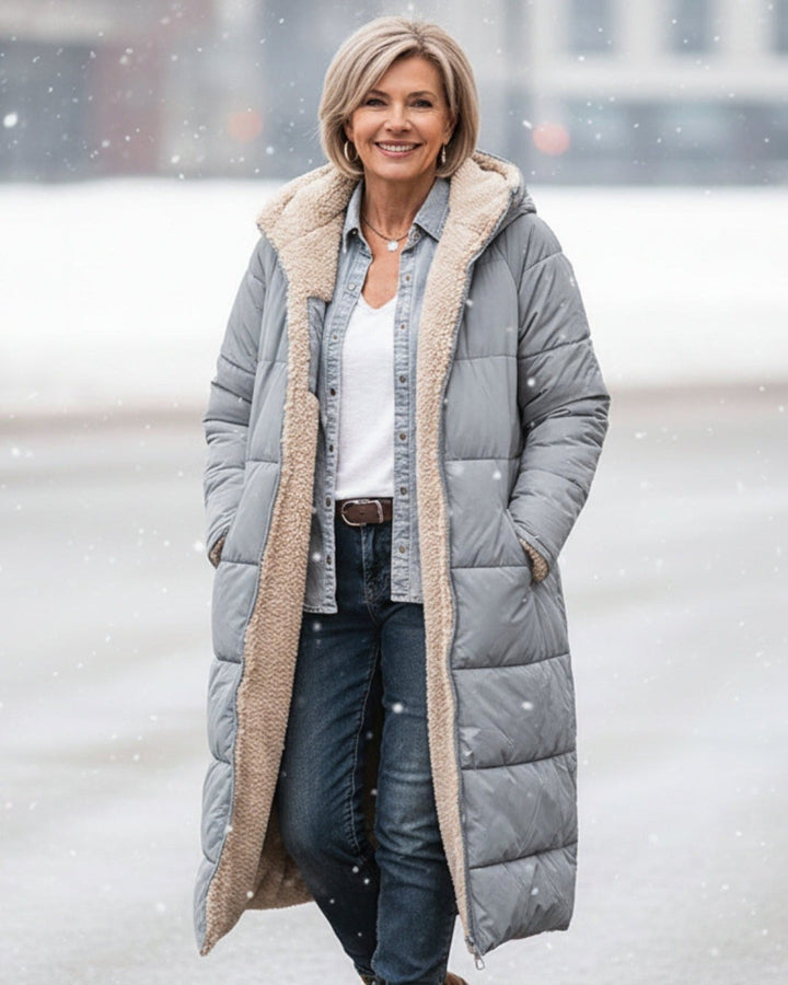 Julia — Warmer langer Daunenmantel für Damen mit Kapuze und Fleecefutter, Das Modehaus Luzern