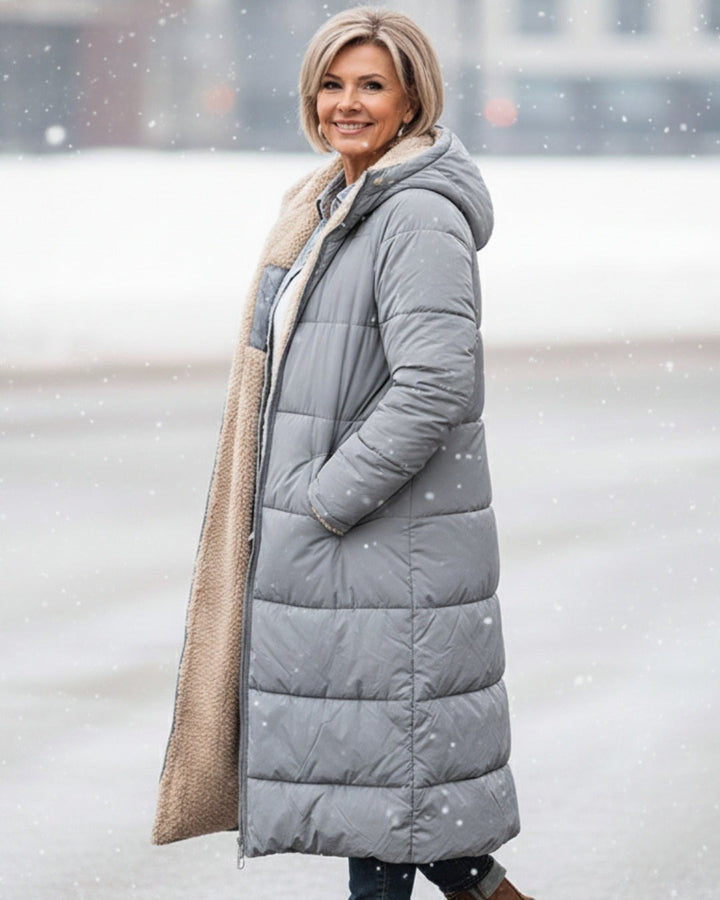 Julia — Warmer langer Daunenmantel für Damen mit Kapuze und Fleecefutter, Das Modehaus Luzern