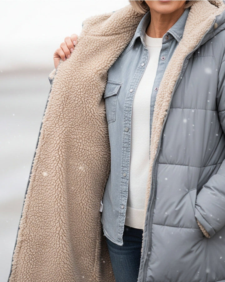 Julia — Warmer langer Daunenmantel für Damen mit Kapuze und Fleecefutter, Das Modehaus Luzern