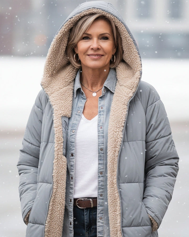 Julia — Warmer langer Daunenmantel für Damen mit Kapuze und Fleecefutter, Das Modehaus Luzern