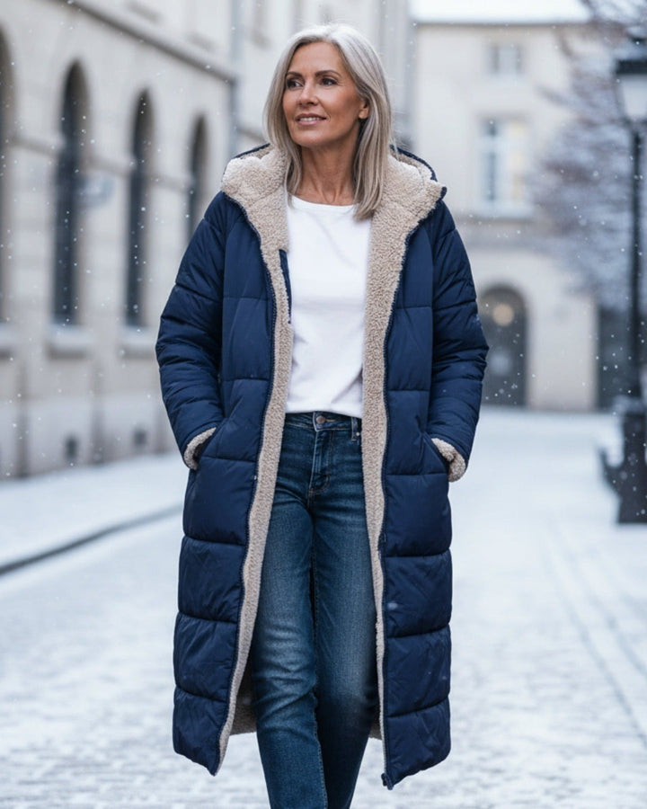 Julia — Warmer langer Daunenmantel für Damen mit Kapuze und Fleecefutter, Das Modehaus Luzern
