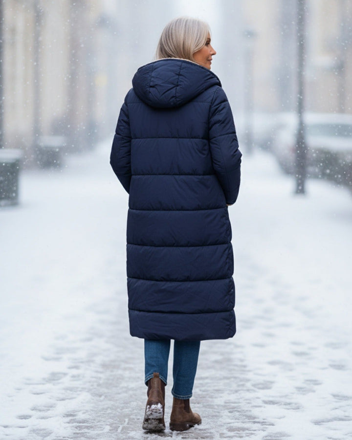 Julia — Warmer langer Daunenmantel für Damen mit Kapuze und Fleecefutter, Das Modehaus Luzern