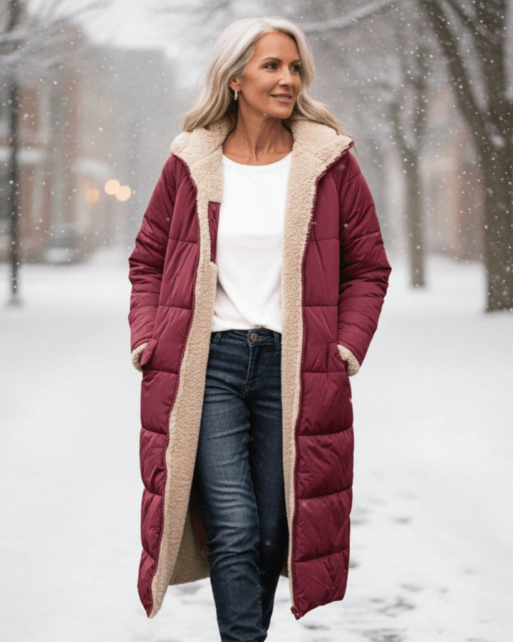 Julia — Warmer langer Daunenmantel für Damen mit Kapuze und Fleecefutter, Das Modehaus Luzern
