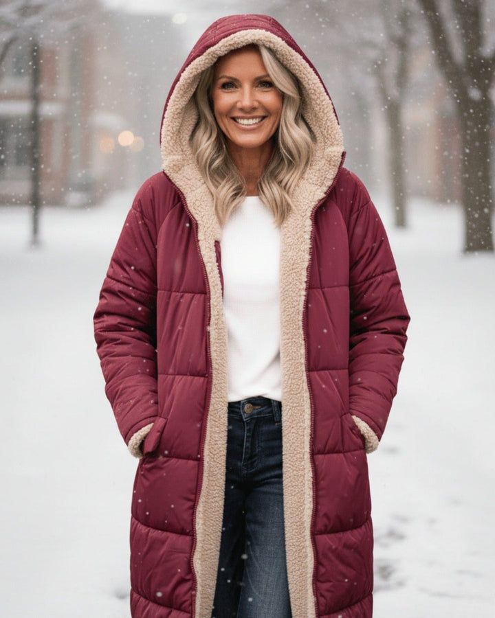 Julia — Warmer langer Daunenmantel für Damen mit Kapuze und Fleecefutter, Das Modehaus Luzern