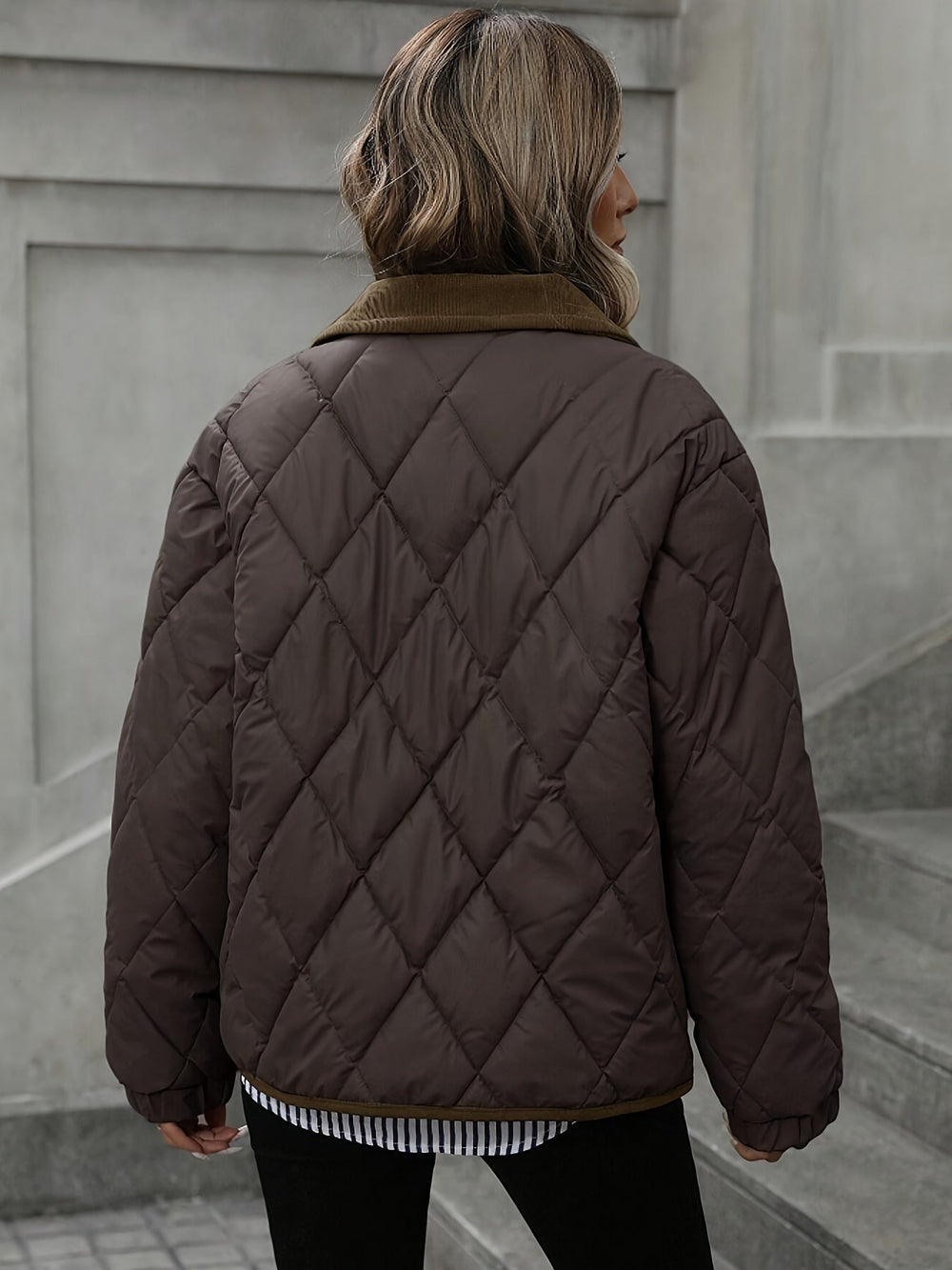 Karin — Warme gesteppte Winterjacke für Damen mit Kragen aus Cord, Das Modehaus Luzern