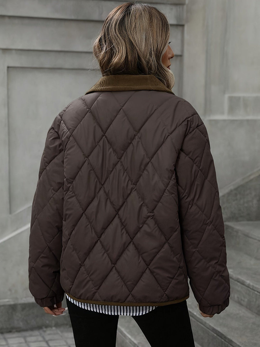 Karin — Warme gesteppte Winterjacke für Damen mit Kragen aus Cord, Das Modehaus Luzern