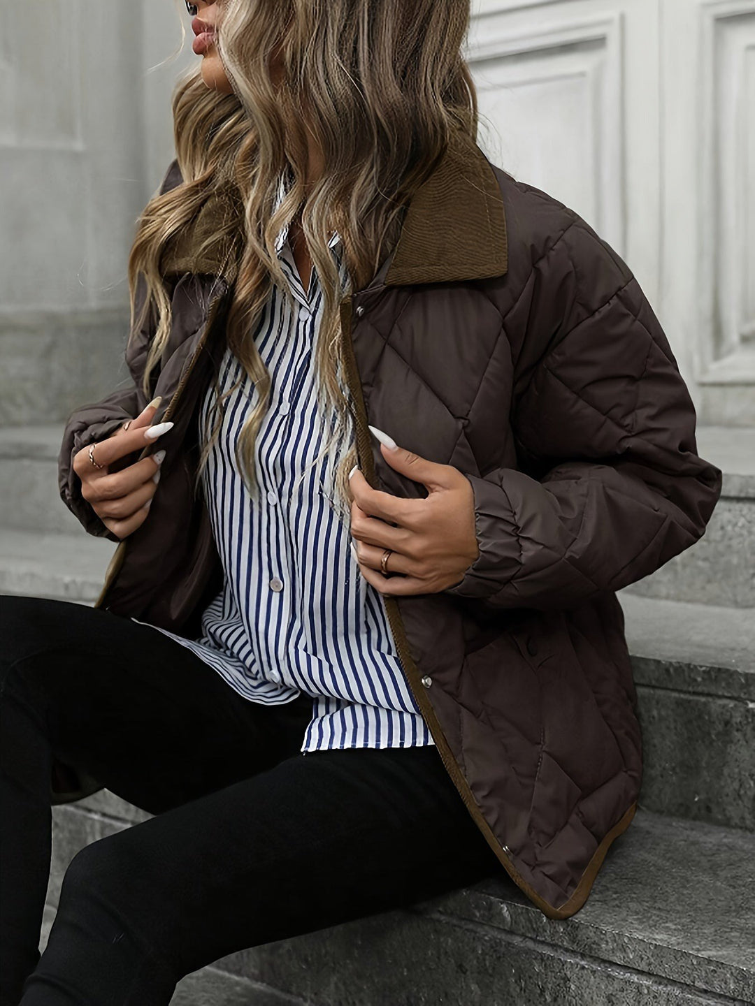 Karin — Warme gesteppte Winterjacke für Damen mit Kragen aus Cord, Das Modehaus Luzern