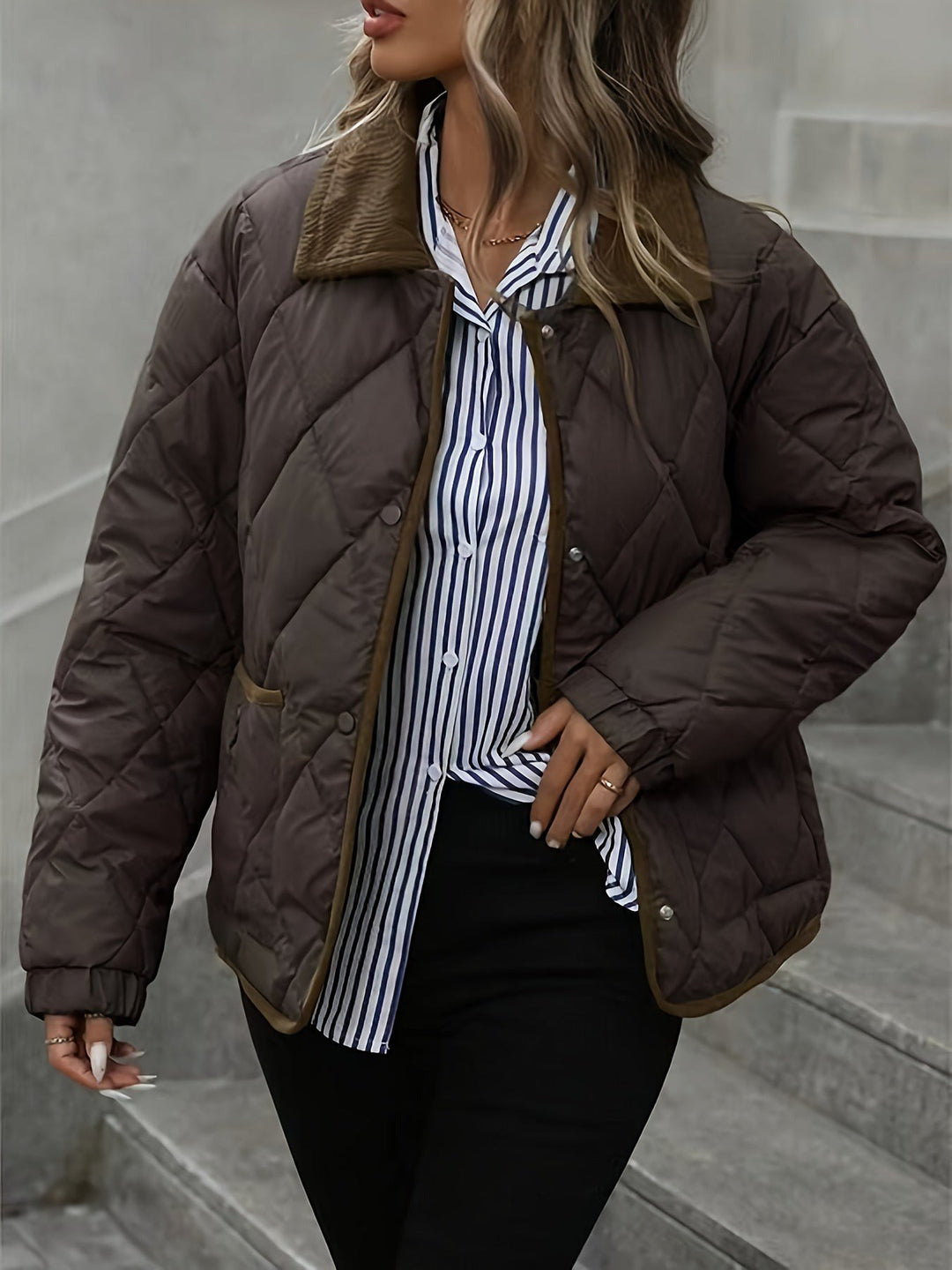 Karin — Warme gesteppte Winterjacke für Damen mit Kragen aus Cord, Das Modehaus Luzern
