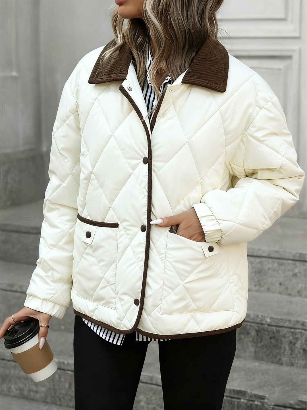 Karin — Warme gesteppte Winterjacke für Damen mit Kragen aus Cord, Das Modehaus Luzern