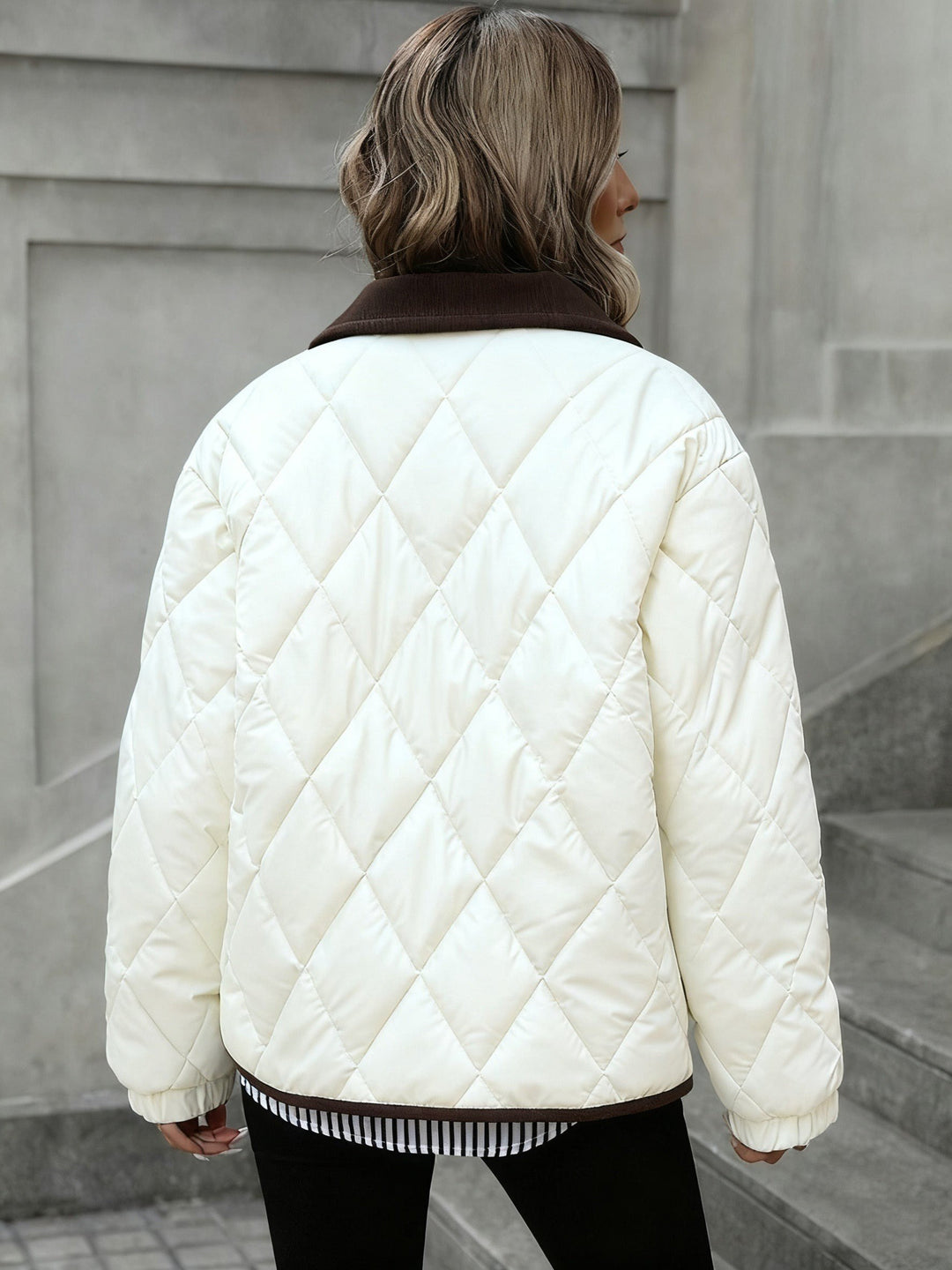 Karin — Warme gesteppte Winterjacke für Damen mit Kragen aus Cord, Das Modehaus Luzern