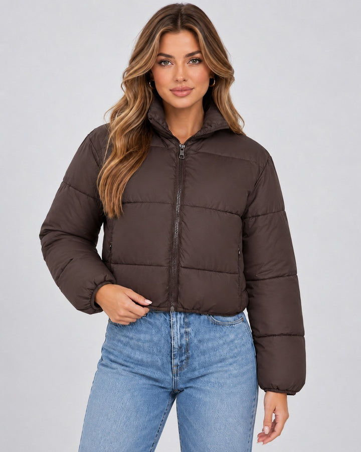 Karolina — Kurze Winterjacke für Damen mit hohem Stehkragen und Steppung, Das Modehaus Luzern