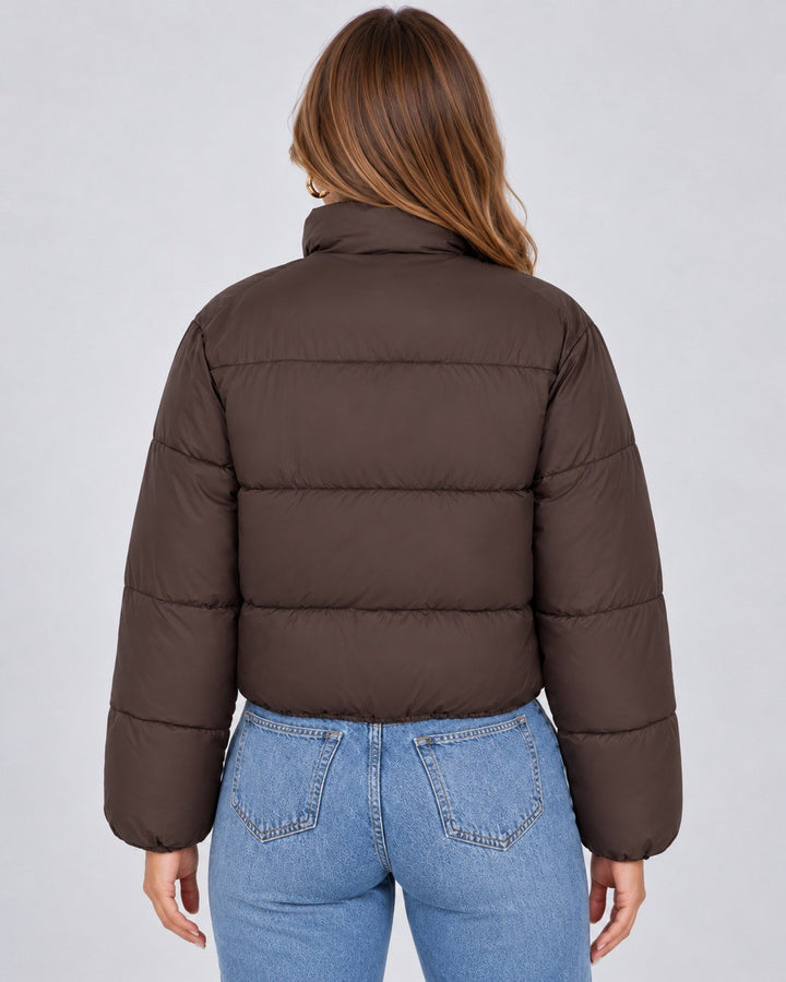 Karolina — Kurze Winterjacke für Damen mit hohem Stehkragen und Steppung, Das Modehaus Luzern