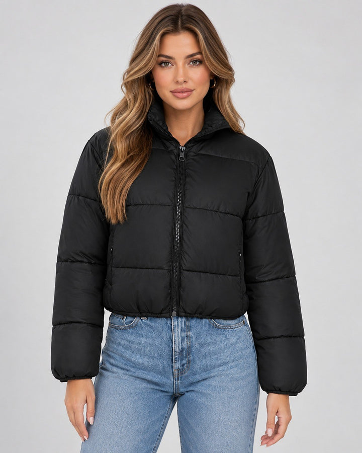 Karolina — Kurze Winterjacke für Damen mit hohem Stehkragen und Steppung, Das Modehaus Luzern