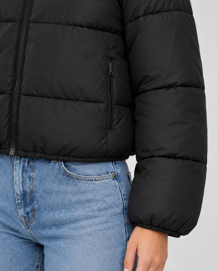 Karolina — Kurze Winterjacke für Damen mit hohem Stehkragen und Steppung, Das Modehaus Luzern