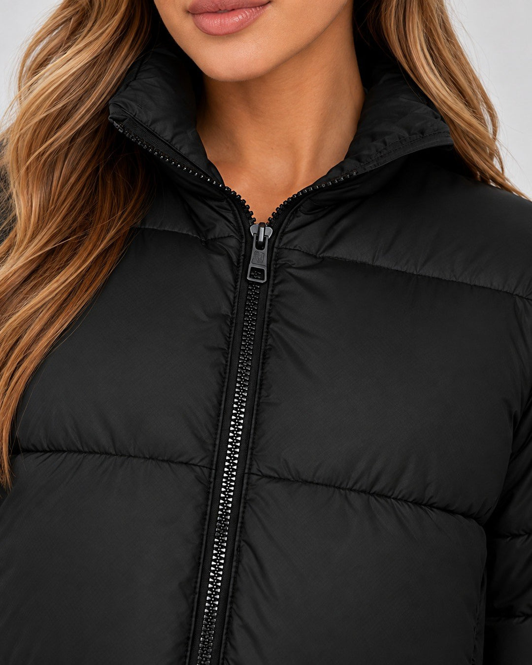 Karolina — Kurze Winterjacke für Damen mit hohem Stehkragen und Steppung, Das Modehaus Luzern