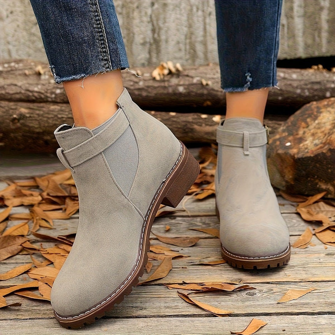 Katja — Elegante Ankle Boots für Damen mit Schnallen und Blockabsatz, Das Modehaus Luzern