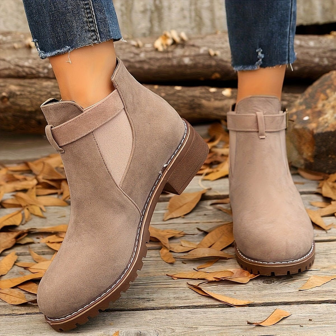 Katja — Elegante Ankle Boots für Damen mit Schnallen und Blockabsatz, Das Modehaus Luzern