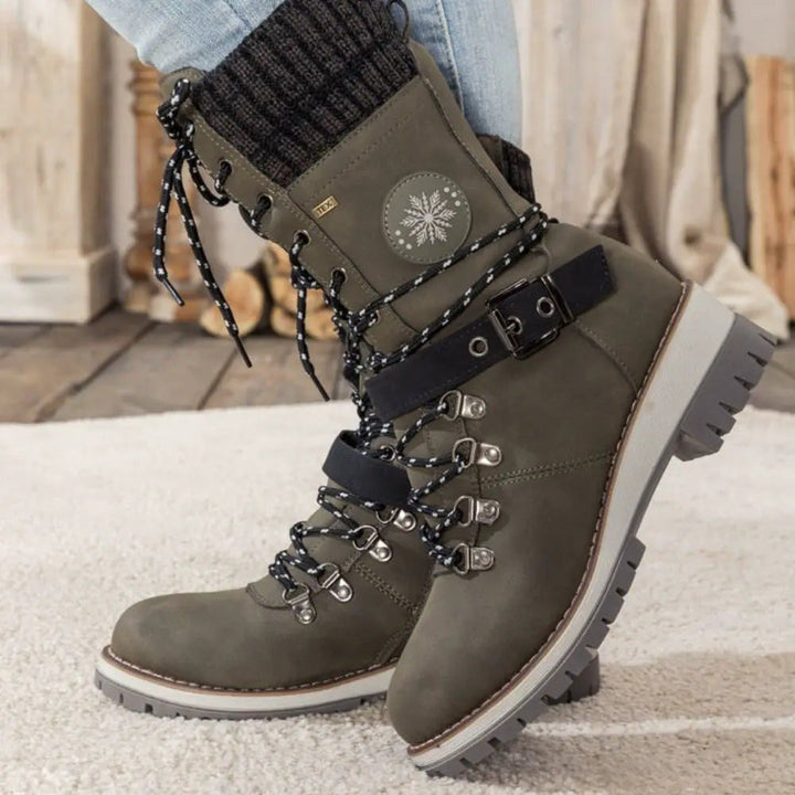 Ladina — Wadenhohe Winterschuhe für Damen mit Schnürung und Profilsohle, Das Modehaus Luzern