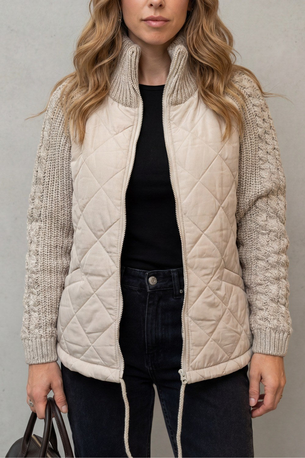 Larissa — Warme Daunen-Winterjacke für Damen mit Zopfstrick an den Ärmeln, Das Modehaus Luzern